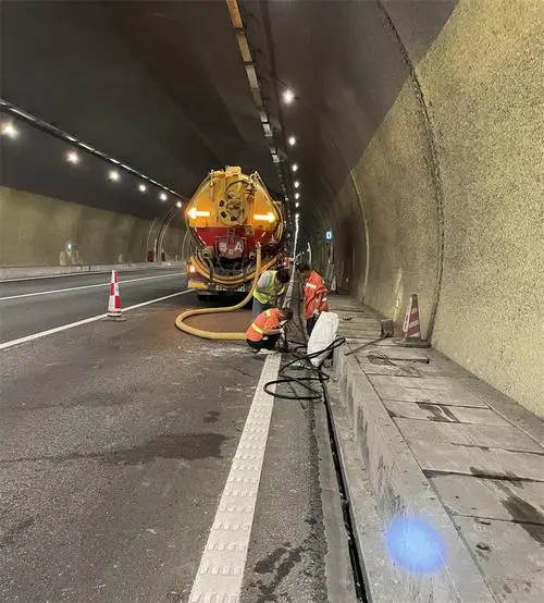 临县隧道排水渠清淤